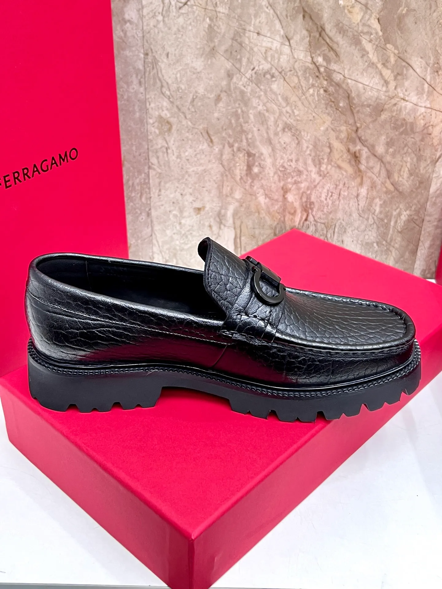 Original quality P580 Brand: Ferragamo Standard size: Men's size 38/44 (45.46 can be customized) Grade: Same style as the official website High-quality men's shoes Material: Customized first-layer calfskin with water-dyed cowhide lining Cowhide tiptoe Original non-slip and wear-resistant rubber outsole Style category: Men's formal business leather shoes are young and fashionable European and American trends British style Casual matching and comfortable feet Color: actual picture
